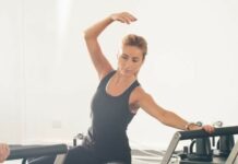 몸통 스트레칭을 통해 라인을 찾는 머메이드 동작